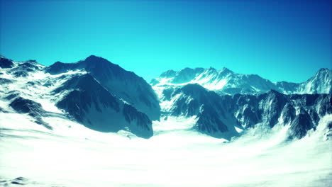 Hohe-Berge-Unter-Schnee-Im-Winter