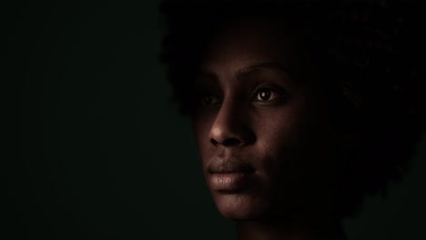 Nahaufnahmeporträt-Einer-Schönen-Afroamerikanischen-Frau