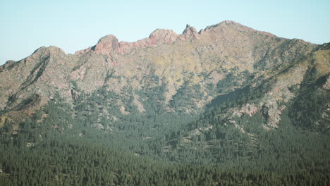 Montañas-Cubiertas-De-Bosques-En-La-Niebla-De-La-Mañana
