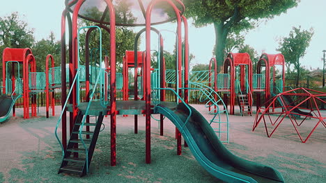 Leerer-Spielplatz-Im-Park