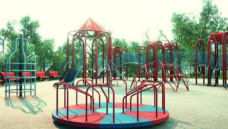 Leerer-Bunter-Kinderspielplatz-Im-Park
