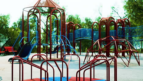 Parque-Infantil-Vacío-Y-Colorido-En-El-Parque