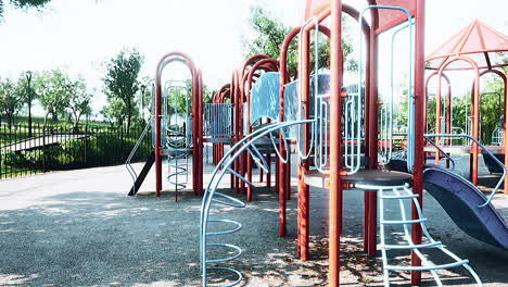 Leerer-Spielplatz-Im-Park