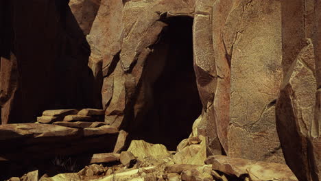 Cueva-Del-Volcán-Con-Piedras-Amarillas