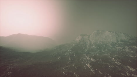 Rocas-Y-Montañas-En-Niebla-Profunda