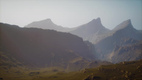 Felsen-Und-Berge-Im-Tiefen-Nebel
