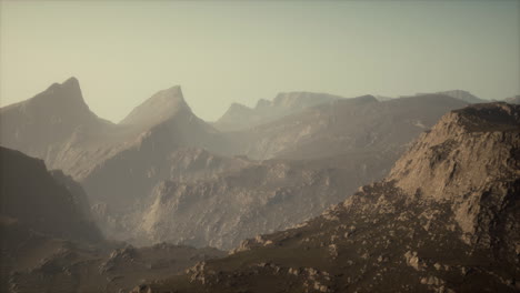 Rocas-Y-Montañas-En-Niebla-Profunda