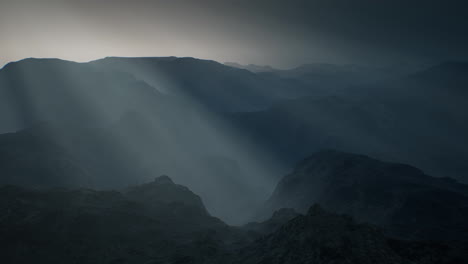 Schwarze-Felsige-Bergsilhouette-Im-Tiefen-Nebel