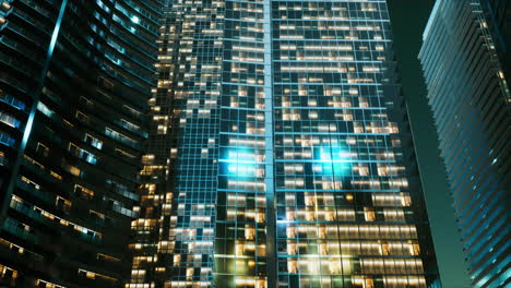 Arquitectura-Nocturna-De-Rascacielos-Con-Fachada-De-Cristal