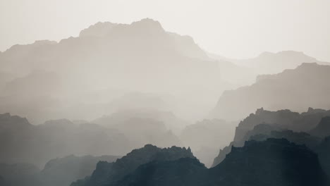 Niebla-En-El-Valle-De-Las-Montañas-Rocosas