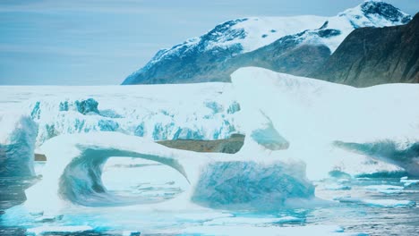 Antarktische-Eisberge-In-Der-Nähe-Eines-Felsigen-Strandes