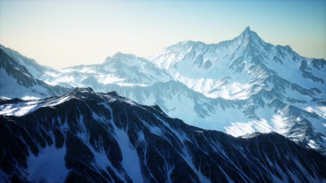 Luftaufnahme-Aus-Dem-Flugzeug-Der-Blauen,-Schneebedeckten-Kanadischen-Berglandschaft