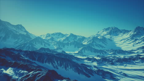Malerische-Aussicht-Auf-Den-Schneebedeckten-Matterhorn-Gipfel-An-Sonnigen-Tagen-Mit-Blauem-Himmel