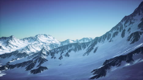 Luftaufnahme-Aus-Dem-Flugzeug-Der-Blauen,-Schneebedeckten-Kanadischen-Berglandschaft
