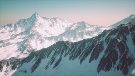 Vista-Panorámica-Sobre-El-Pico-Nevado-De-Matterhorn-En-Un-Día-Soleado-Con-Cielo-Azul