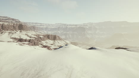 Schneebedeckte-Felsen-Im-Skigebiet