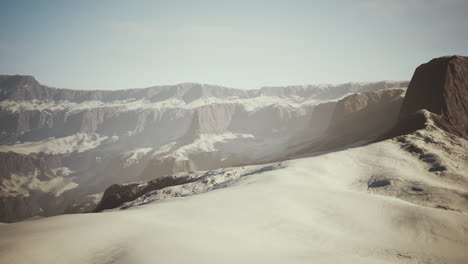 Schneebedeckte-Berge-Mit-Tiefen-Schluchten-Und-Felsklippen