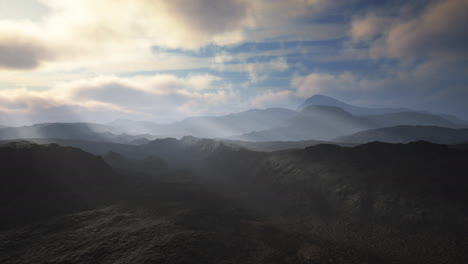 Polvo-Volcánico-Negro-Y-Montañas-Con-Niebla-En-El-Fondo