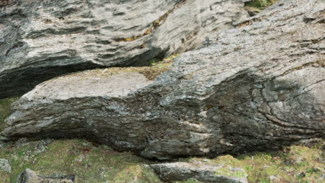 Cerca-De-La-Formación-De-Piedras-Rocosas