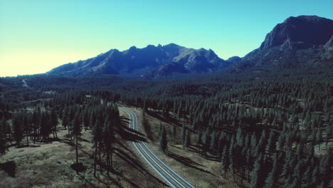 Cascade-Mountain-Und-Die-Umliegenden-Kanadischen-Rocky-Mountains-Im-Sommer