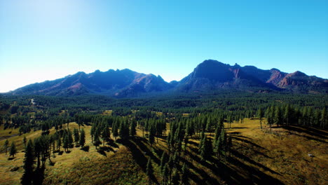 Cascade-Mountain-Und-Die-Umliegenden-Kanadischen-Rocky-Mountains-Im-Sommer