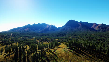 Cascade-Mountain-Y-Las-Montañas-Rocosas-Canadienses-Circundantes-En-Verano