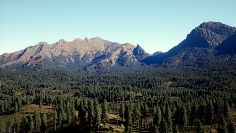 Cascade-Mountain-Y-Las-Montañas-Rocosas-Canadienses-Circundantes-En-Verano