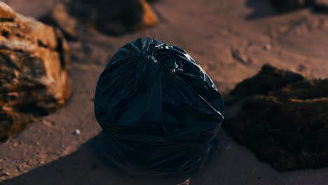Schwarze-Plastikmüllsäcke-Voller-Müll-Am-Strand