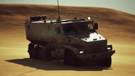 Camión-Militar-Blindado-En-El-Desierto