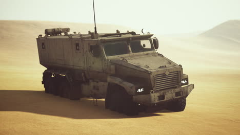 Gepanzerter-Militärlastwagen-In-Der-Wüste