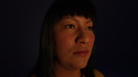 Retrato-De-Dama-Mexicana-Adulta-En-La-Oscuridad