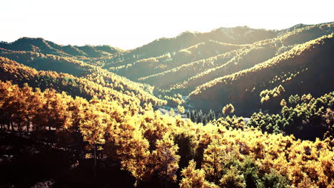 Bunte-Bergkette-Im-Herbst-Mit-Rot-orangefarbenem-Und-Goldenem-Laub