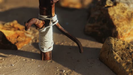 Alte-Verlassene-Handwasserpumpe-In-Der-Wüste