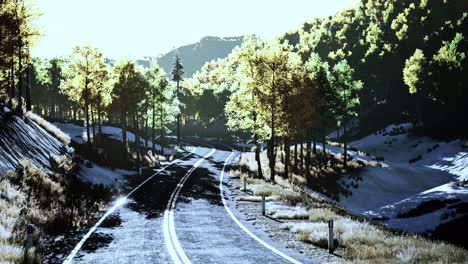 Carretera-En-Las-Montañas-En-El-Día-De-Otoño-En-Italia