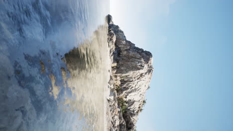 Vertikales-Video-Von-Felsen-Und-Meer