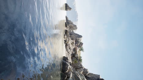 Vertikales-Video-Einer-Großen-Felseninsel-Mitten-Im-Meerwasser