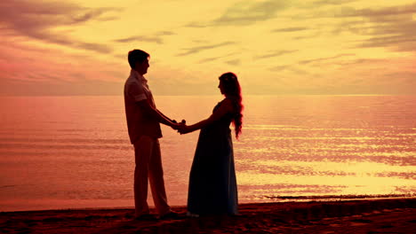 Couple-beach-sunset.-Couple-silhouette-beach.-Pregnant-couple-sunset