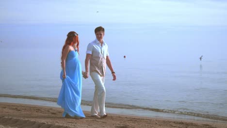 Pregnant-couple-on-sea-beach.-Couple-beach.-Love-couple-walking-on-beach