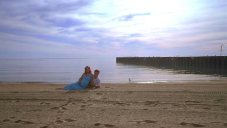 Love-couple-relax-on-beach.-Love-couple-beach.-Pregnant-couple-lying-on-beach