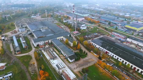Industriefabrik-Mit-Blick-Auf-Den-Himmel.-Produktionsbereich-In-Der-Industriestadt-Drohnenansicht