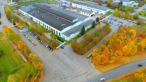 Drohnenansicht-Industriefabrik-Im-Hintergrund-Herbstwald.-Industriegebäude