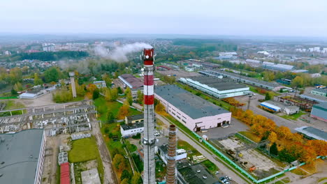 Rauchender-Schornstein-In-Der-Luftaufnahme-Einer-Industriefabrik.-Industriekesselrohr