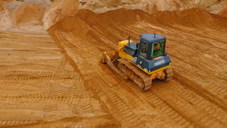 Bulldozermaschine-Bewegt-Sand-Im-Sandsteinbruch.-Bergbauausrüstung