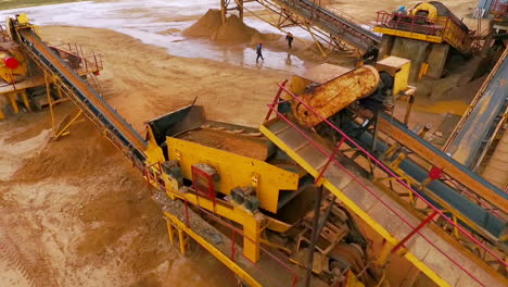 Sand-moving-on-automatic-conveyor-belt.-Mining-conveyor-sand-sorting
