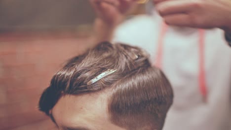 Friseur-Haarschnitt.-Männliche-Frisur.-Männliches-Haarmodemodell