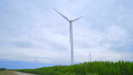 Turbinas-Eólicas-En-Campo-Verde.-Paisaje-Rural-Con-Generadores-Eólicos