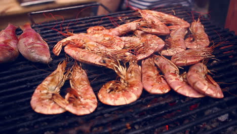 Grilling-shrimps-on-barbecue.-Grilled-seafood-on-bbq.-Closeup-of-grilled-shrimps