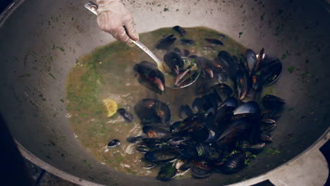 Cooking-mussels-on-pan.-Mussel-shells-cooked-in-pan-at-street-food-festival