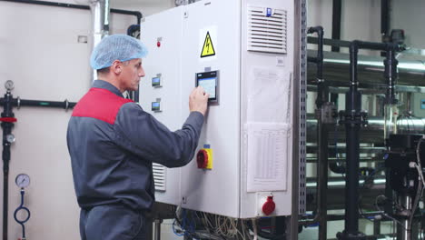 Factory-engineer-control-panel-screen.-Operator-working-with-industrial-computer