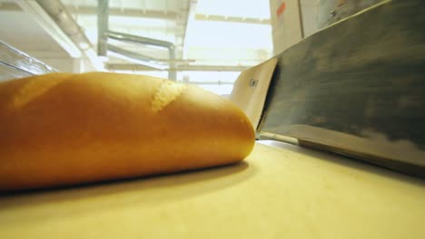 Ready-bread-on-conveyor-belt.-Bread-production-process-on-the-bakery